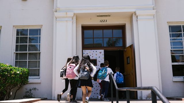 Periodo de adaptación en la guardería: la ansiedad por separación explicada por la psicología infantil